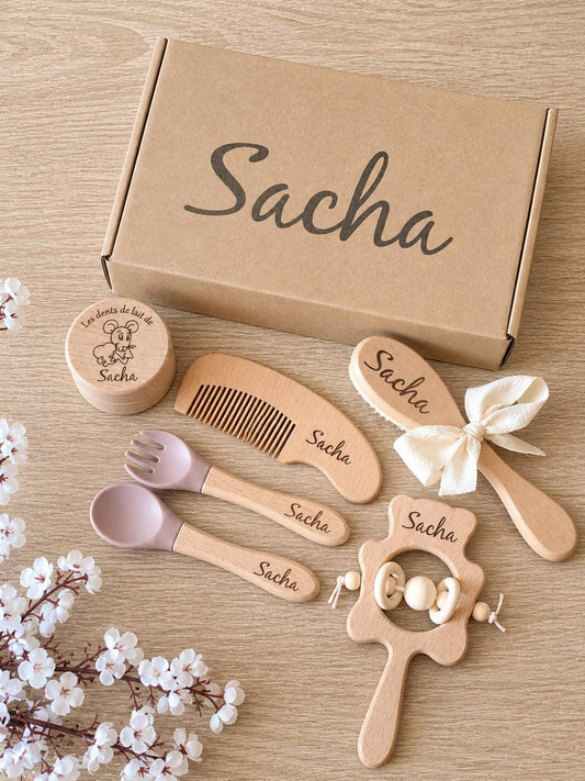 Coffret Cadeau Naissance Personnalisé en Bois Set de Soin et Repas Bébé Gravé Brosse, Peigne, Hochet et Couverts Cadeau Baptême Nouveau-né