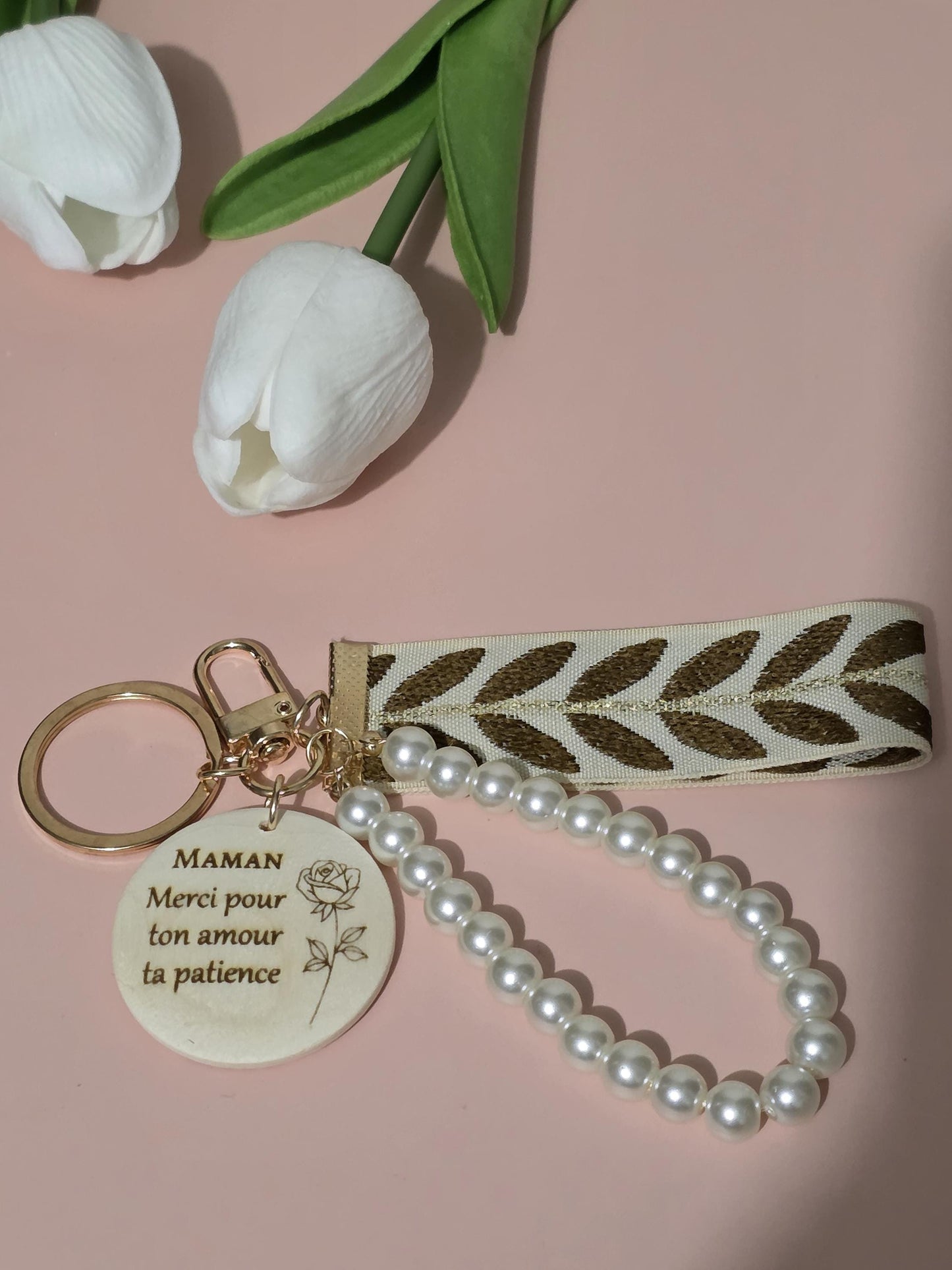 Porte clés personnalisé avec perles et ruban en tissu Cadeau unique pour toutes les occasions , marraine, mamie maman , parrain ,Atsem, papy