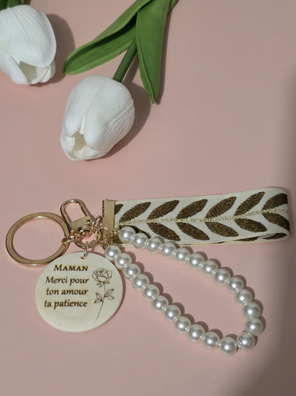 Porte clés personnalisé avec perles et ruban en tissu Cadeau unique pour toutes les occasions , marraine, mamie maman , parrain ,Atsem, papy