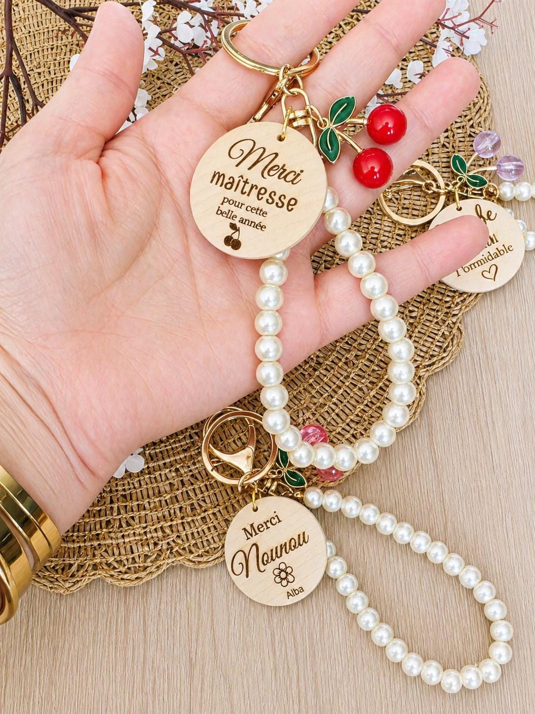 Porte clés personnalisé avec perles Cerises Cadeau unique pour toutes les occasions , marraine, mamie maman , parrain ,Atsem, papy