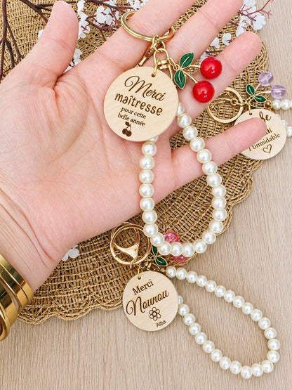 Porte clés personnalisé avec perles Cerises Cadeau unique pour toutes les occasions , marraine, mamie maman , parrain ,Atsem, papy
