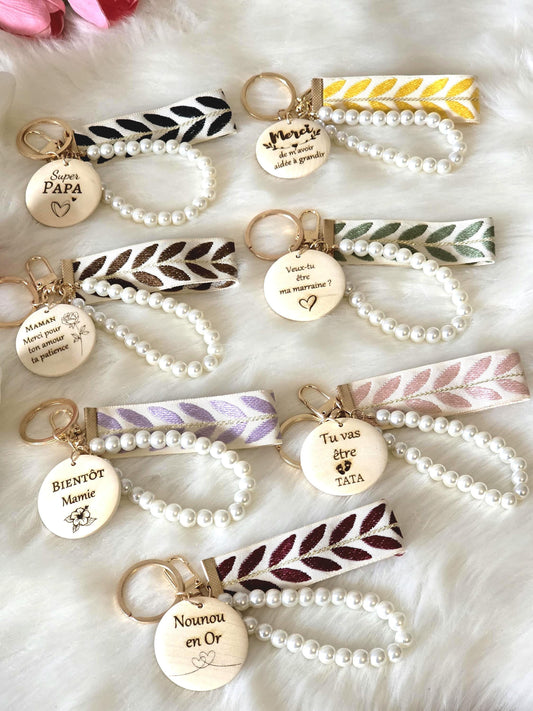 Porte clés personnalisé avec perles et ruban en tissu Cadeau unique pour toutes les occasions , marraine, mamie maman , parrain ,Atsem, papy