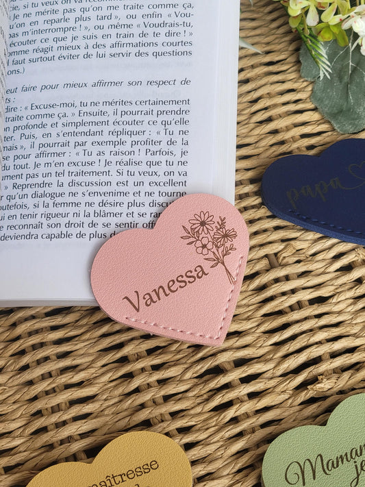 Marque-page en cuir forme coeur personnalisé cadeau pour maîtresse / ATSEM / mamie / papi / marraine / parrain / maman/ papa /demande témoin
