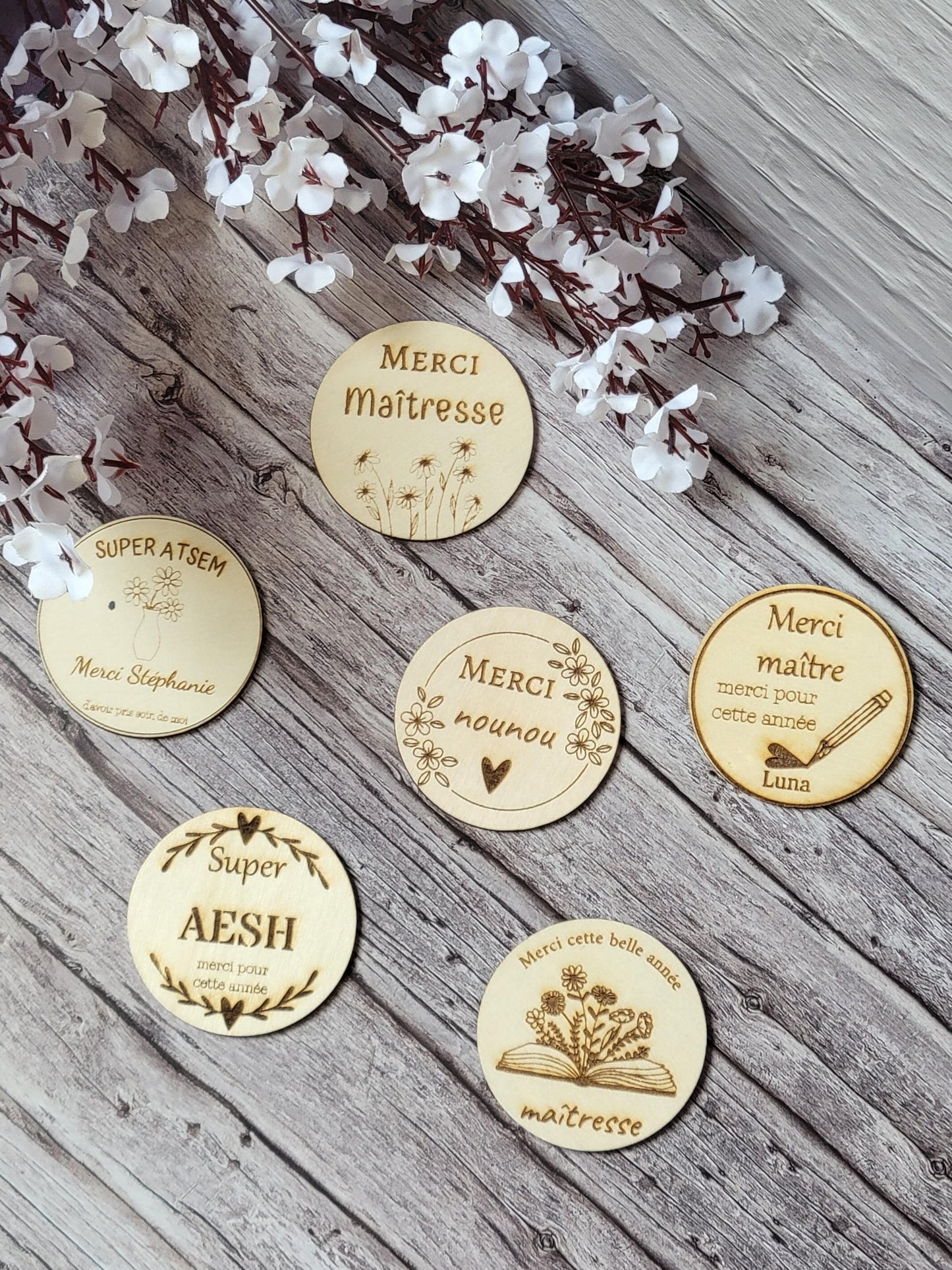 Magnet en bois personnalisable, cadeau de fin d’annee scolaire, maîtresse, nounou, atsem, crèche …