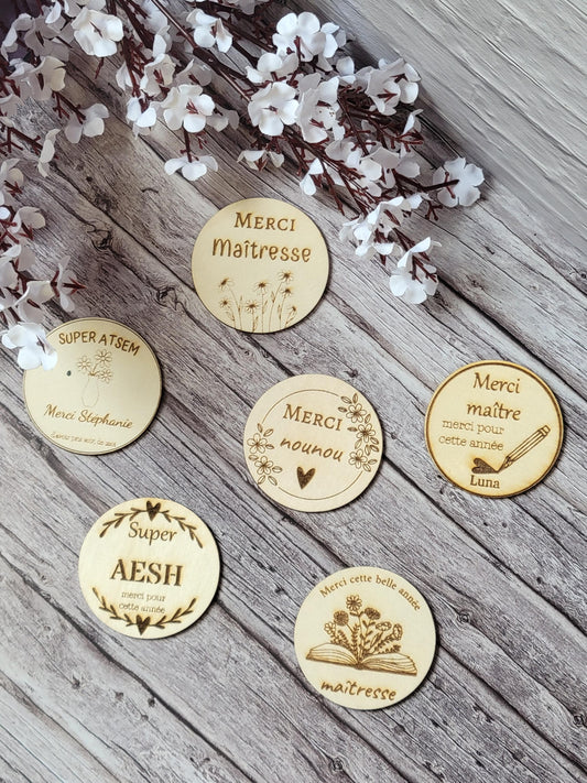 Magnet en bois personnalisable, cadeau de fin d’annee scolaire, maîtresse, nounou, atsem, crèche …