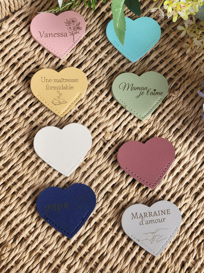 Marque-page en cuir forme coeur personnalisé cadeau pour maîtresse / ATSEM / mamie / papi / marraine / parrain / maman/ papa /demande témoin