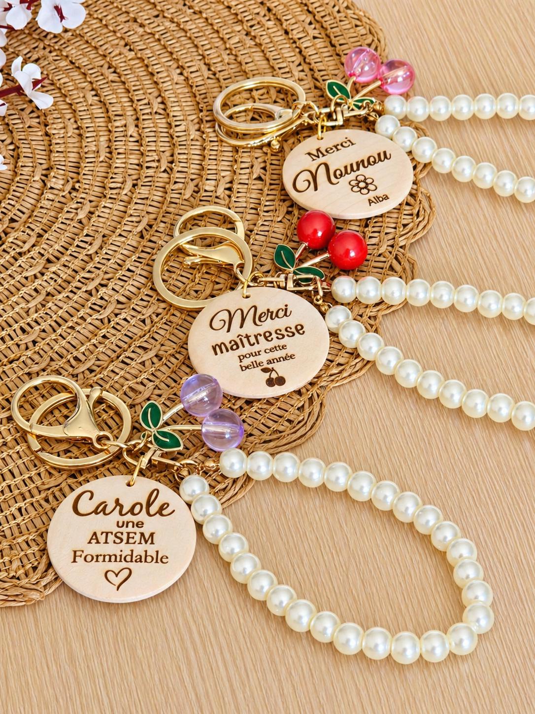 Porte clés personnalisé avec perles Cerises Cadeau unique pour toutes les occasions , marraine, mamie maman , parrain ,Atsem, papy