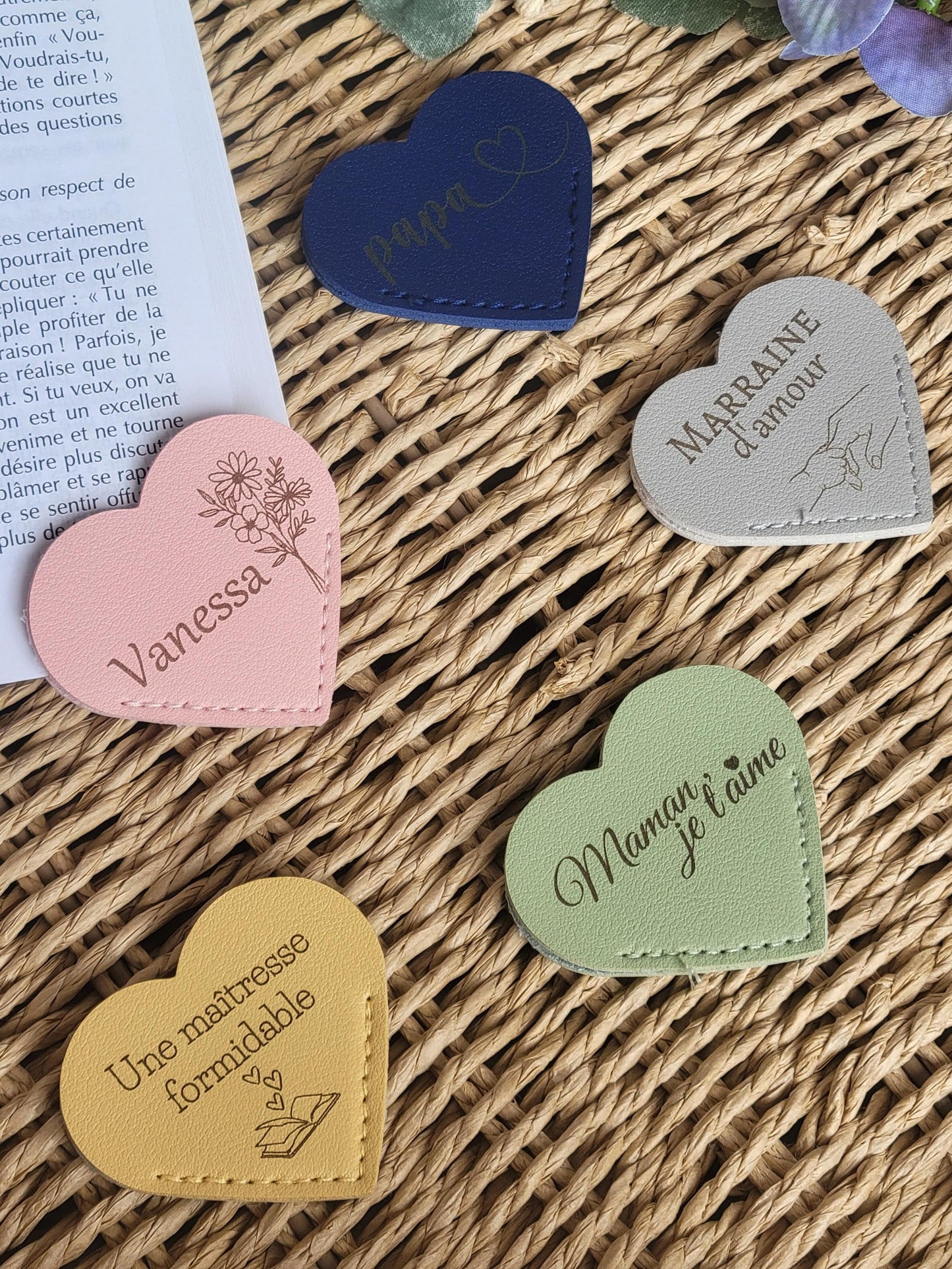 Marque-page en cuir forme coeur personnalisé cadeau pour maîtresse / ATSEM / mamie / papi / marraine / parrain / maman/ papa /demande témoin