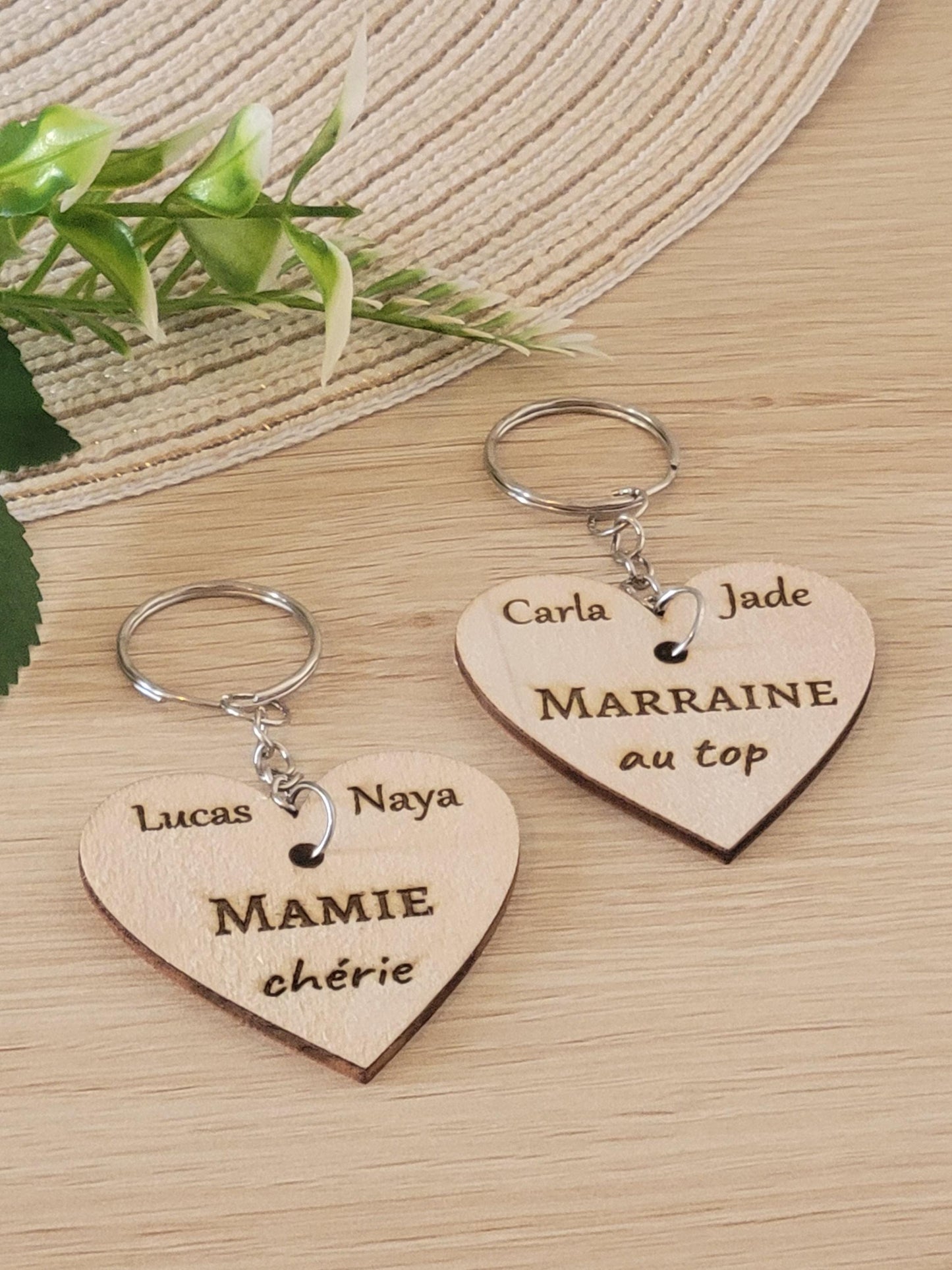 Porte-clés en bois forme cœur  personnalisé parrain mamie maman papa, grands pères, papy, marraine, maitresse