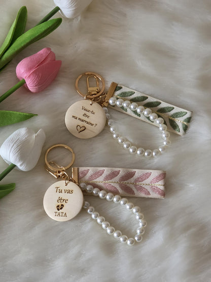 Porte clés personnalisé avec perles et ruban en tissu Cadeau unique pour toutes les occasions , marraine, mamie maman , parrain ,Atsem, papy