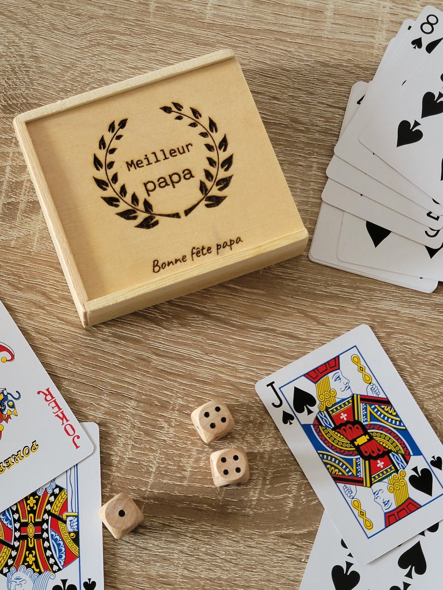 Ensemble de jeux de société avec cartes et dés en bois, dans une boîte en bois avec couvercle coulissant, personnalisé avec gravure