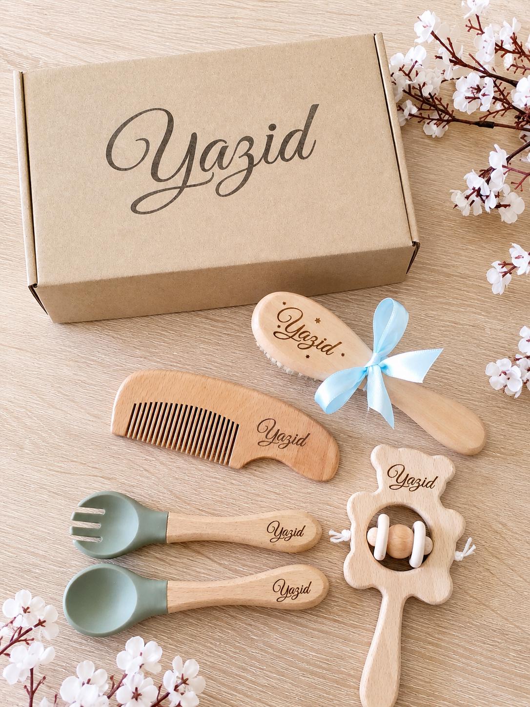 Coffret Cadeau Naissance Personnalisé en Bois Set de Soin et Repas Bébé Gravé  Brosse, Peigne, Hochet et Couverts  Cadeau Baptême Nouveau-né