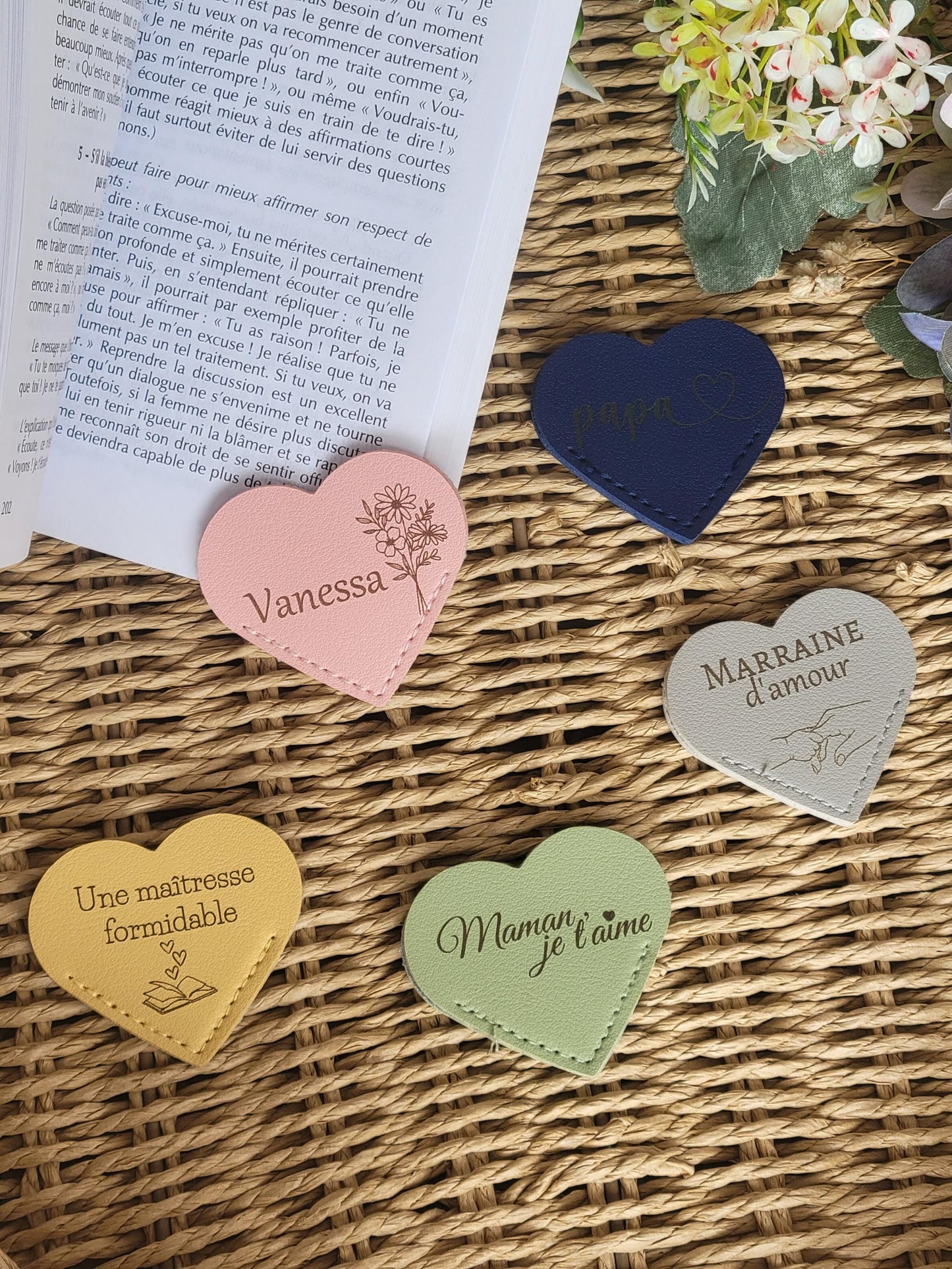 Marque-page en cuir forme coeur personnalisé cadeau pour maîtresse / ATSEM / mamie / papi / marraine / parrain / maman/ papa /demande témoin