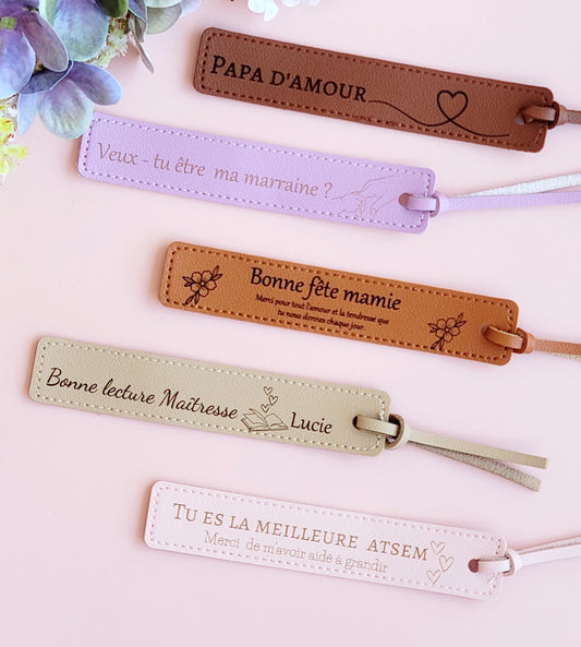 Marque-page en cuir personnalisé cadeau pour maîtresse / ATSEM / mamie / papi / marraine / parrain / maman / papa / demande marraine