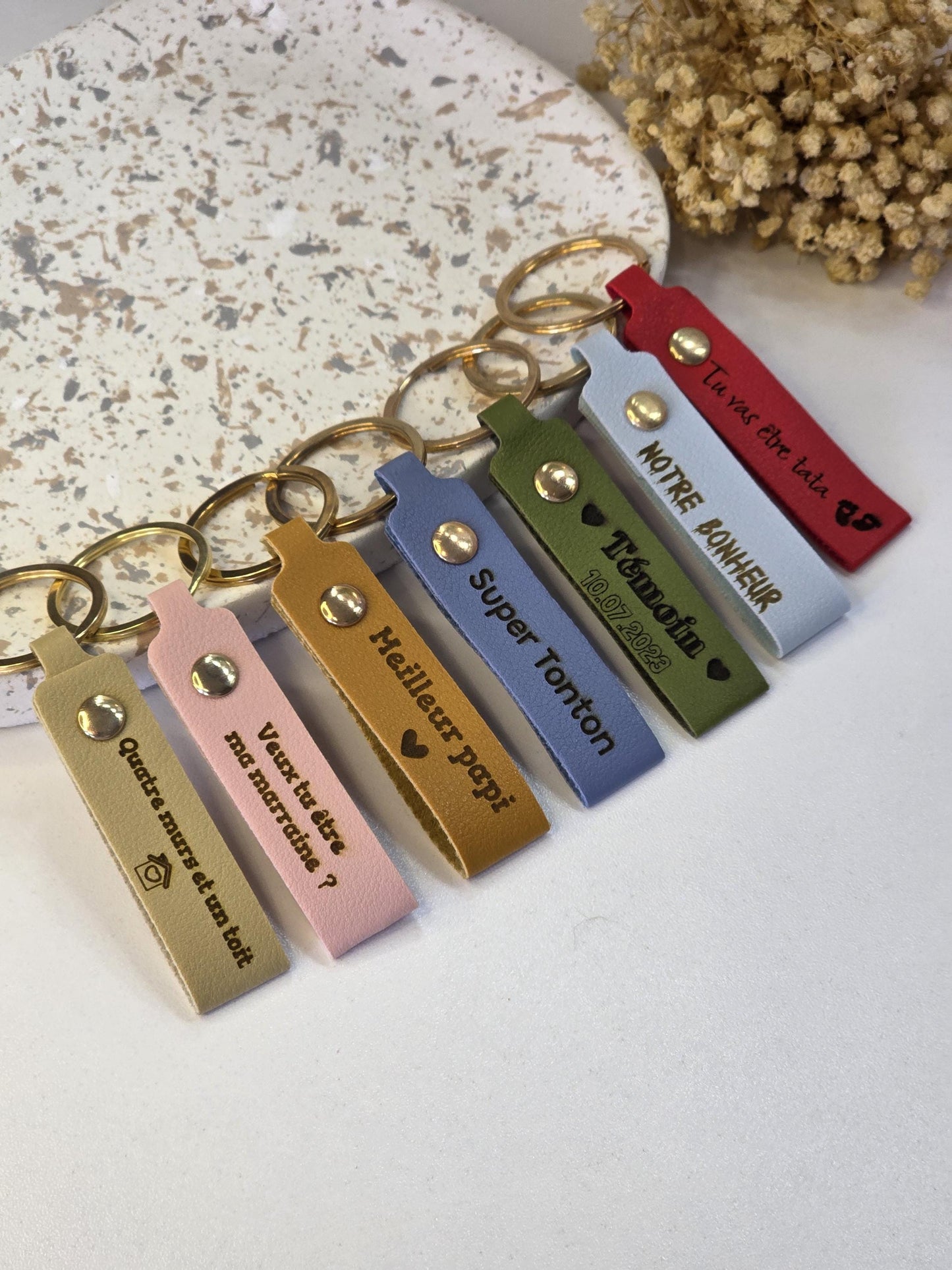 Porte clés en cuir personnalisé - Cadeau anniversaire,parrain, fête des mères, grands-mères, pères, grands-pères, maitresse, atsem, nounou,