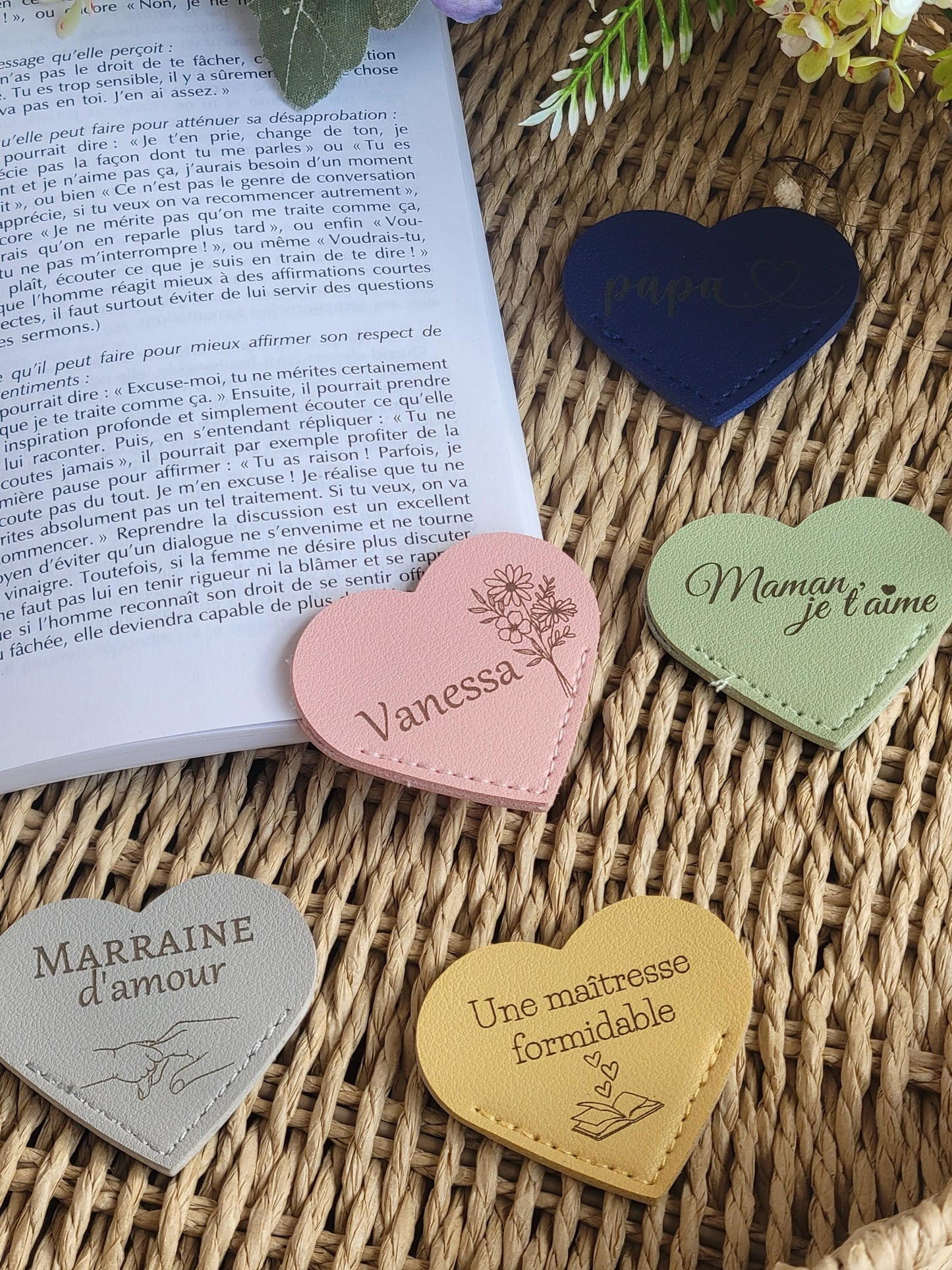 Marque-page en cuir forme coeur personnalisé cadeau pour maîtresse / ATSEM / mamie / papi / marraine / parrain / maman/ papa /demande témoin