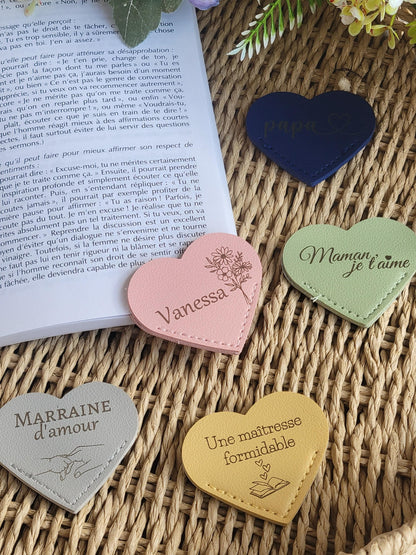 Marque-page en cuir forme coeur personnalisé cadeau pour maîtresse / ATSEM / mamie / papi / marraine / parrain / maman/ papa /demande témoin