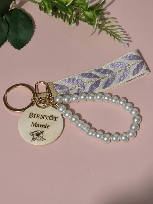 Porte clés personnalisé avec perles et ruban en tissu Cadeau unique pour toutes les occasions , marraine, mamie maman , parrain ,Atsem, papy