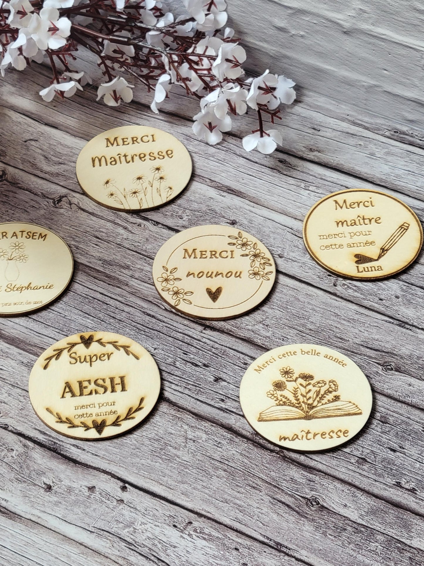 Magnet en bois personnalisable, cadeau de fin d’annee scolaire, maîtresse, nounou, atsem, crèche …