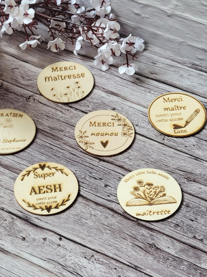 Magnet en bois personnalisable, cadeau de fin d’annee scolaire, maîtresse, nounou, atsem, crèche …