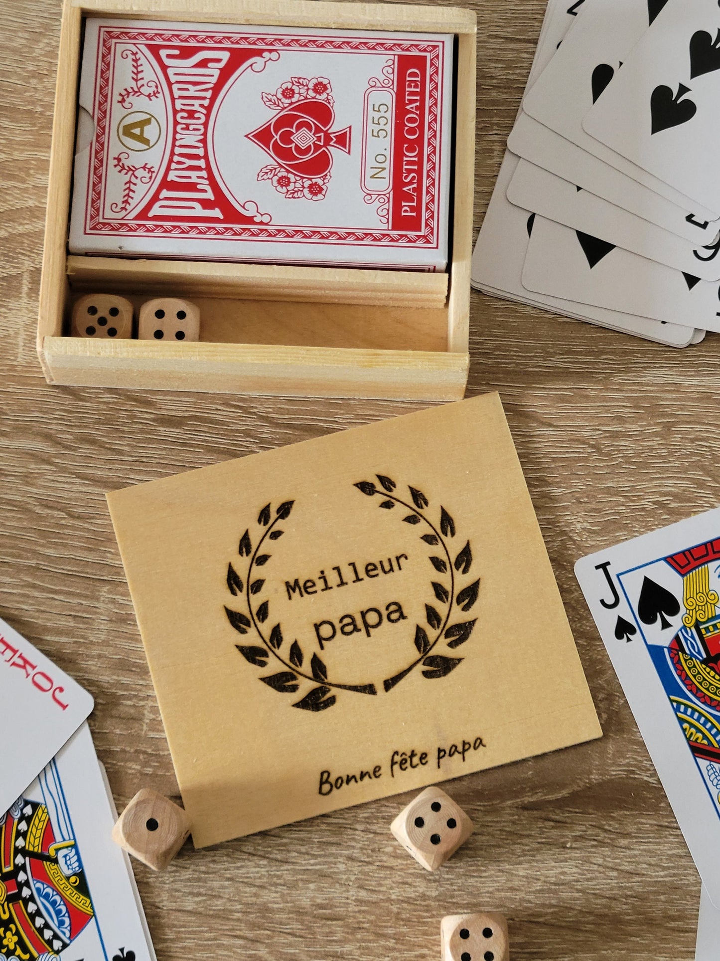Ensemble de jeux de société avec cartes et dés en bois, dans une boîte en bois avec couvercle coulissant, personnalisé avec gravure