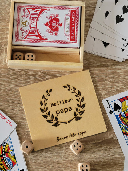 Ensemble de jeux de société avec cartes et dés en bois, dans une boîte en bois avec couvercle coulissant, personnalisé avec gravure