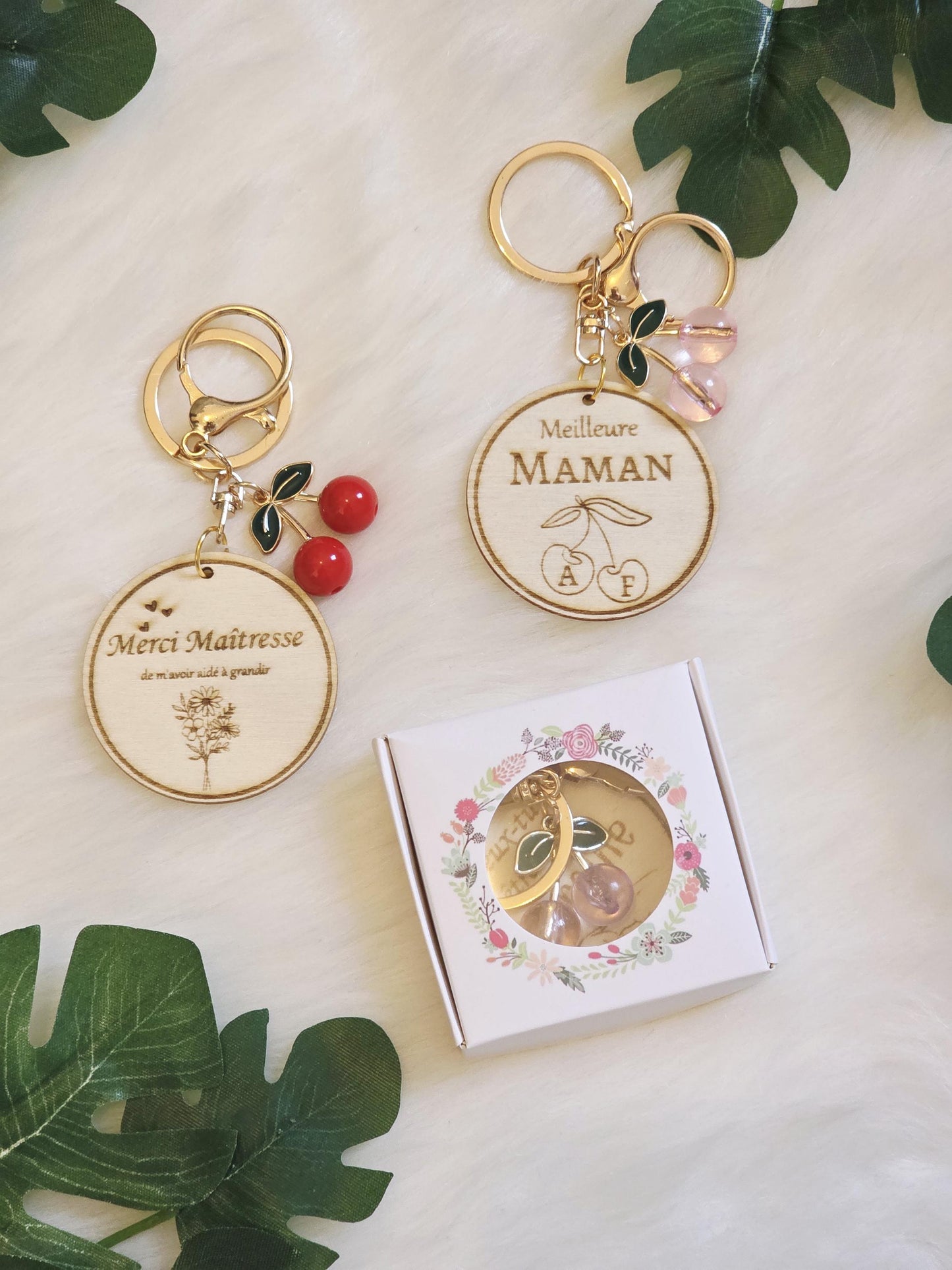 Porte-clés en bois rond avec motif cerise – Fait main, unique et naturel