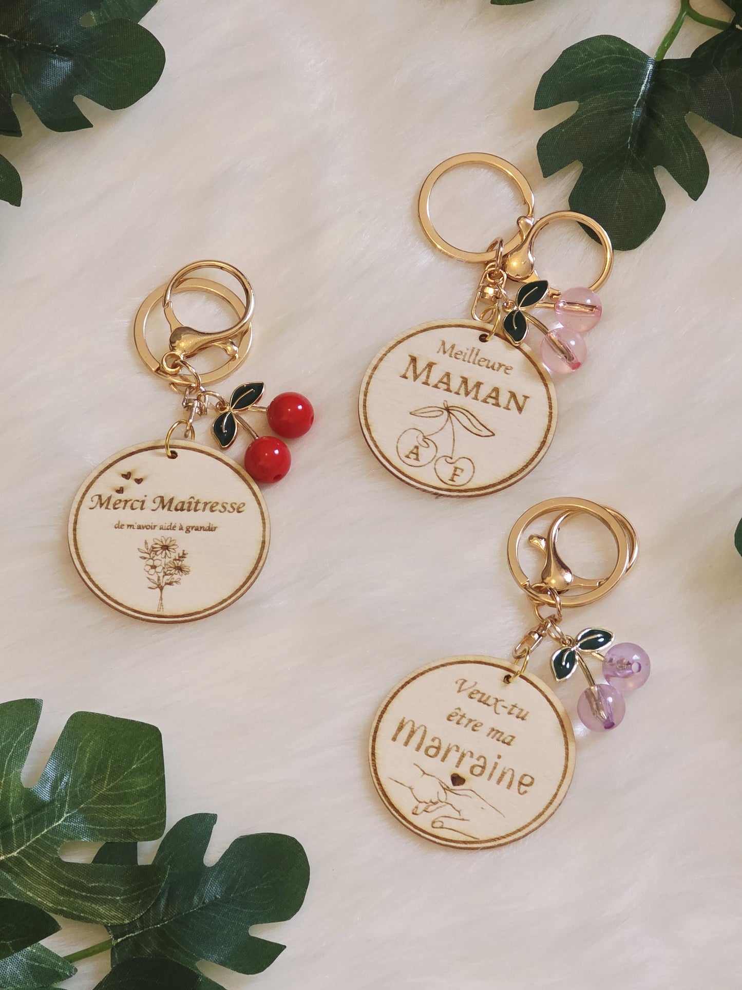 Porte-clés en bois rond avec motif cerise – Fait main, unique et naturel