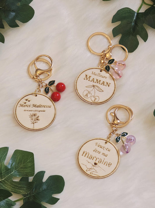 Porte-clés en bois rond avec motif cerise – Fait main, unique et naturel