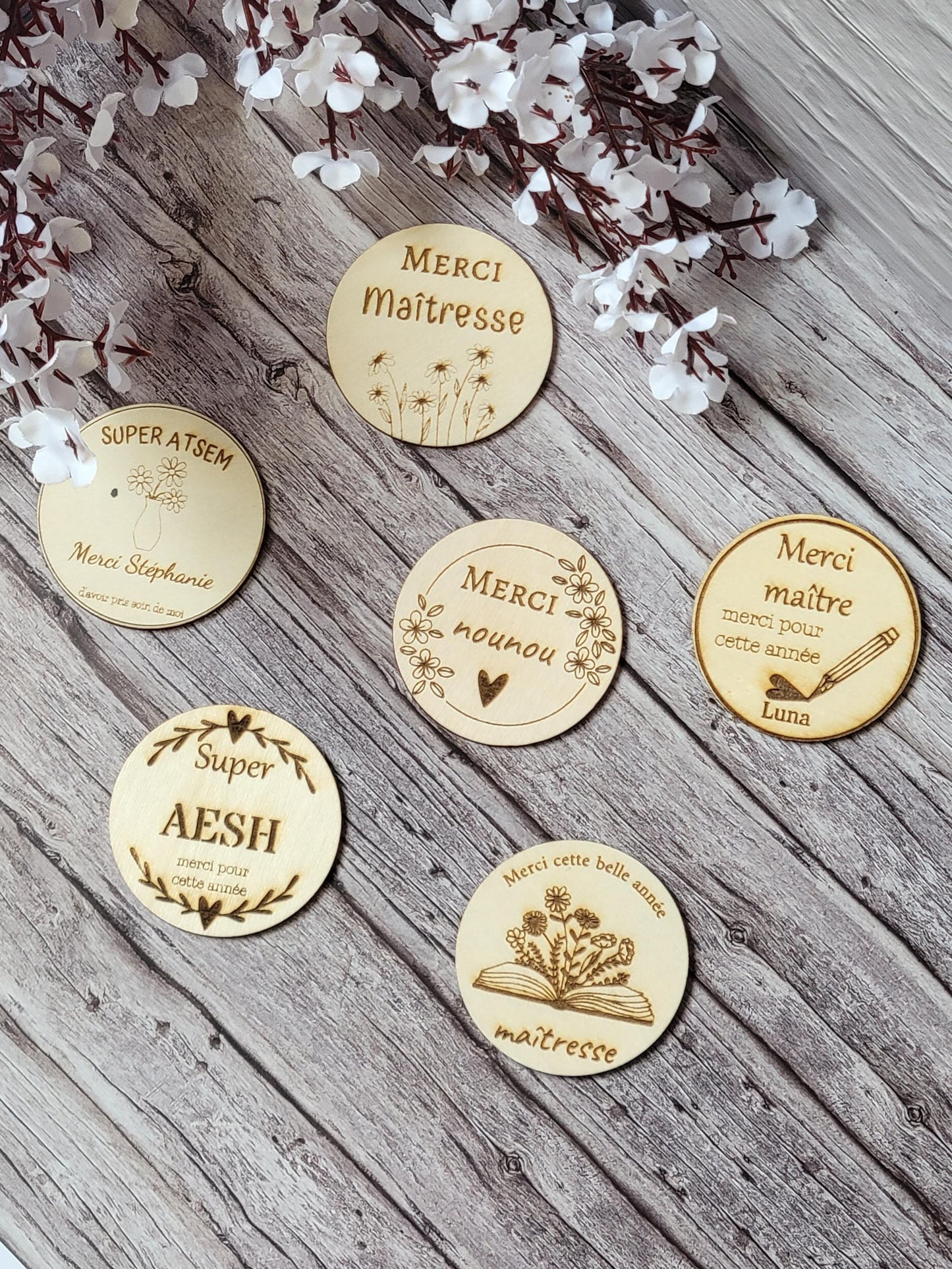 Magnet en bois personnalisable, cadeau de fin d’annee scolaire, maîtresse, nounou, atsem, crèche …