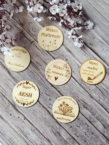 Magnet en bois personnalisable, cadeau de fin d’annee scolaire, maîtresse, nounou, atsem, crèche …