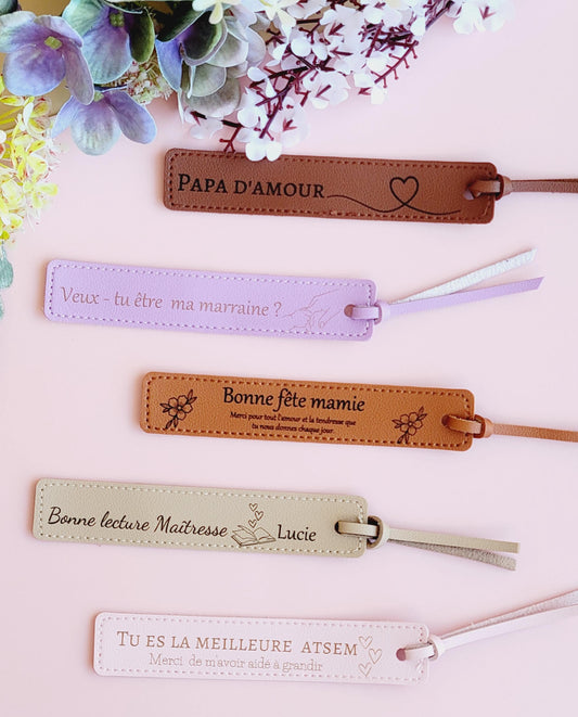 Marque-page en cuir personnalisé cadeau pour maîtresse / ATSEM / mamie / papi / marraine / parrain / maman / papa / demande marraine