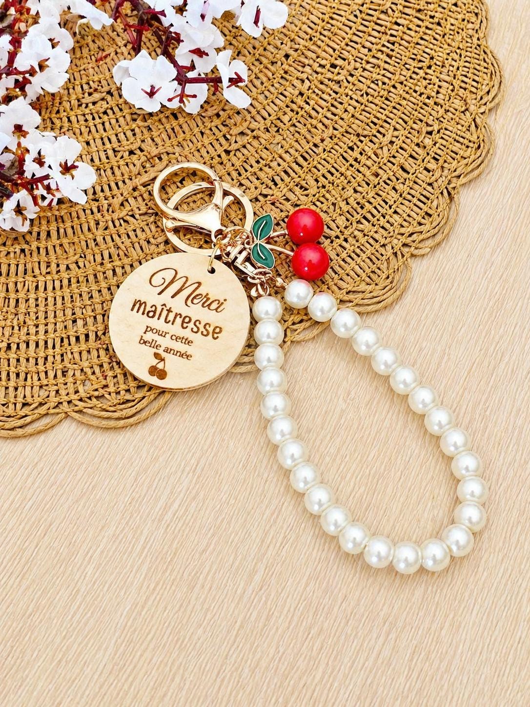 Porte clés personnalisé avec perles Cerises Cadeau unique pour toutes les occasions , marraine, mamie maman , parrain ,Atsem, papy