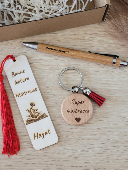 coffret cadeau personnalisée pour maîtresse /cadeau fin d'année / marque page / porte clé/ stylo bambou