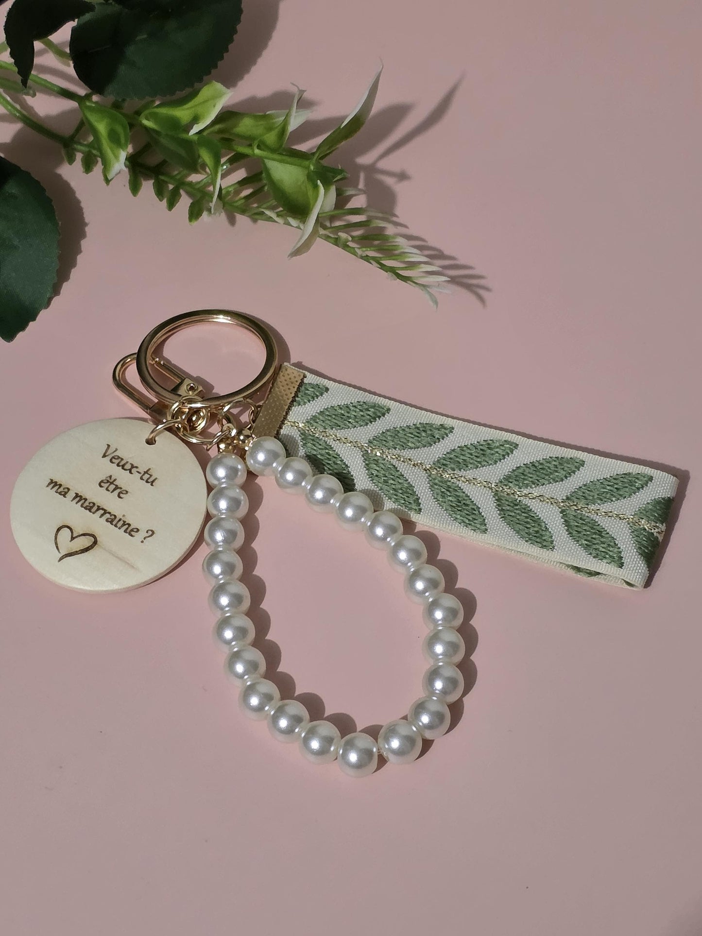 Porte clés personnalisé avec perles et ruban en tissu Cadeau unique pour toutes les occasions , marraine, mamie maman , parrain ,Atsem, papy