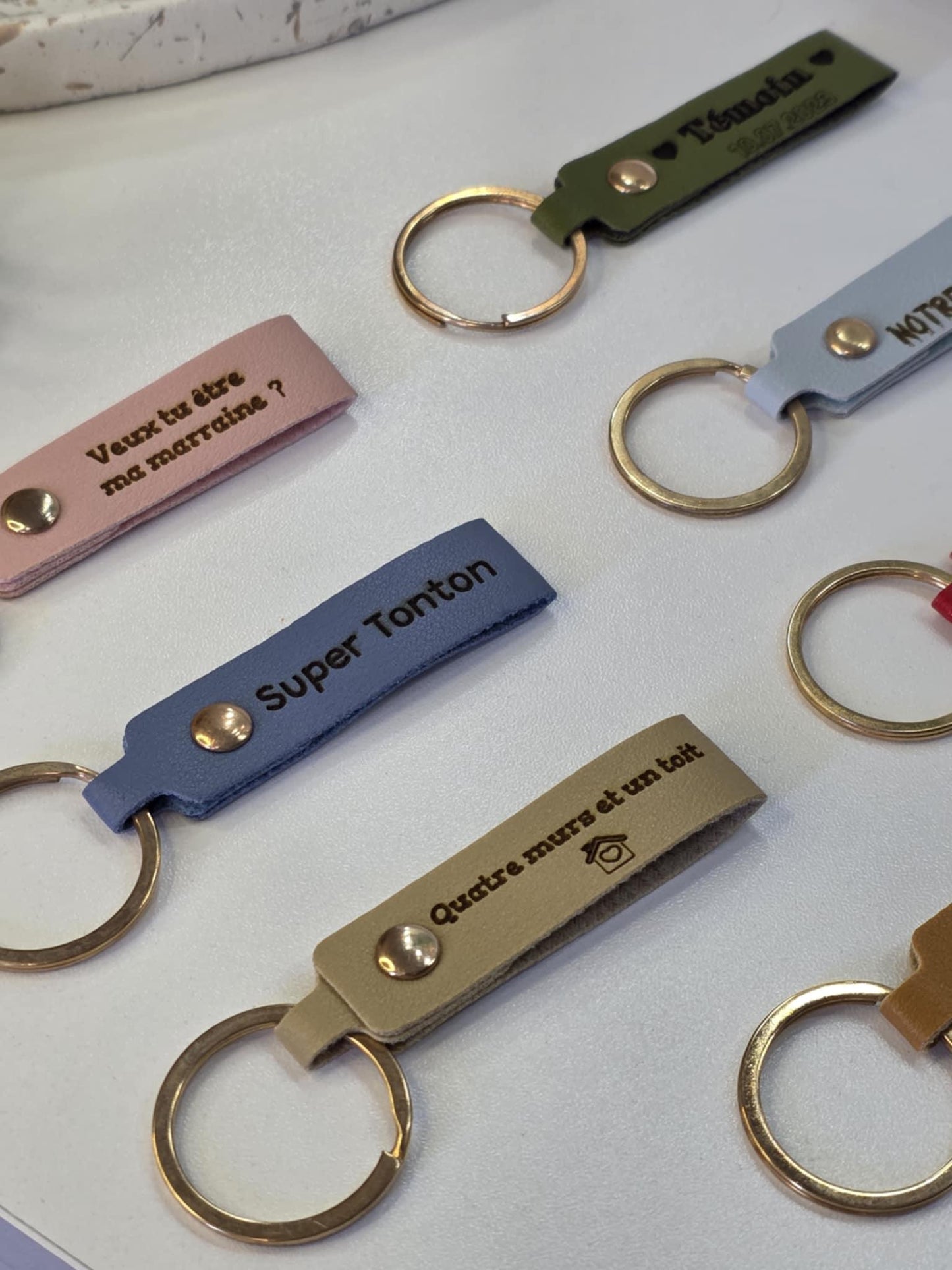 Porte clés en cuir personnalisé - Cadeau anniversaire,parrain, fête des mères, grands-mères, pères, grands-pères, maitresse, atsem, nounou,