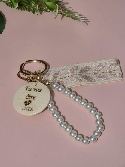 Porte clés personnalisé avec perles et ruban en tissu Cadeau unique pour toutes les occasions , marraine, mamie maman , parrain ,Atsem, papy