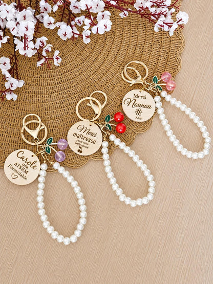 Porte clés personnalisé avec perles Cerises Cadeau unique pour toutes les occasions , marraine, mamie maman , parrain ,Atsem, papy