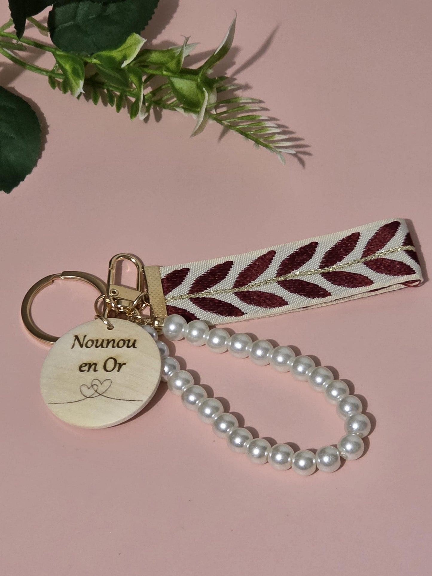 Porte clés personnalisé avec perles et ruban en tissu Cadeau unique pour toutes les occasions , marraine, mamie maman , parrain ,Atsem, papy