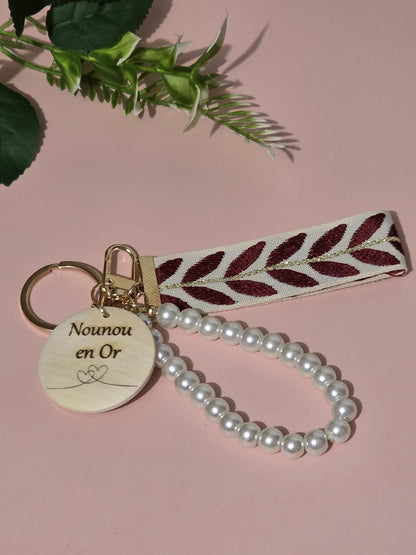 Porte clés personnalisé avec perles et ruban en tissu Cadeau unique pour toutes les occasions , marraine, mamie maman , parrain ,Atsem, papy