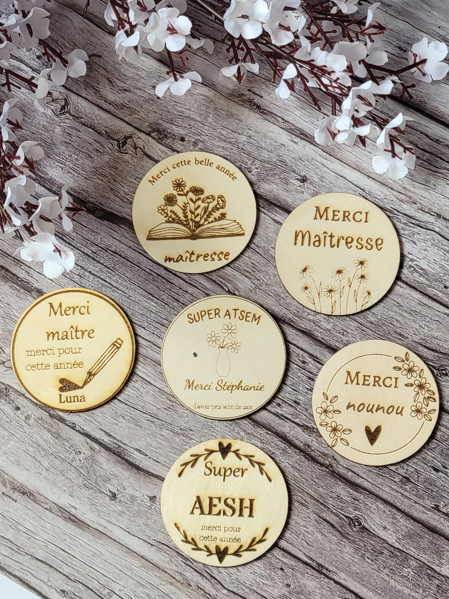 Magnet en bois personnalisable, cadeau de fin d’annee scolaire, maîtresse, nounou, atsem, crèche …