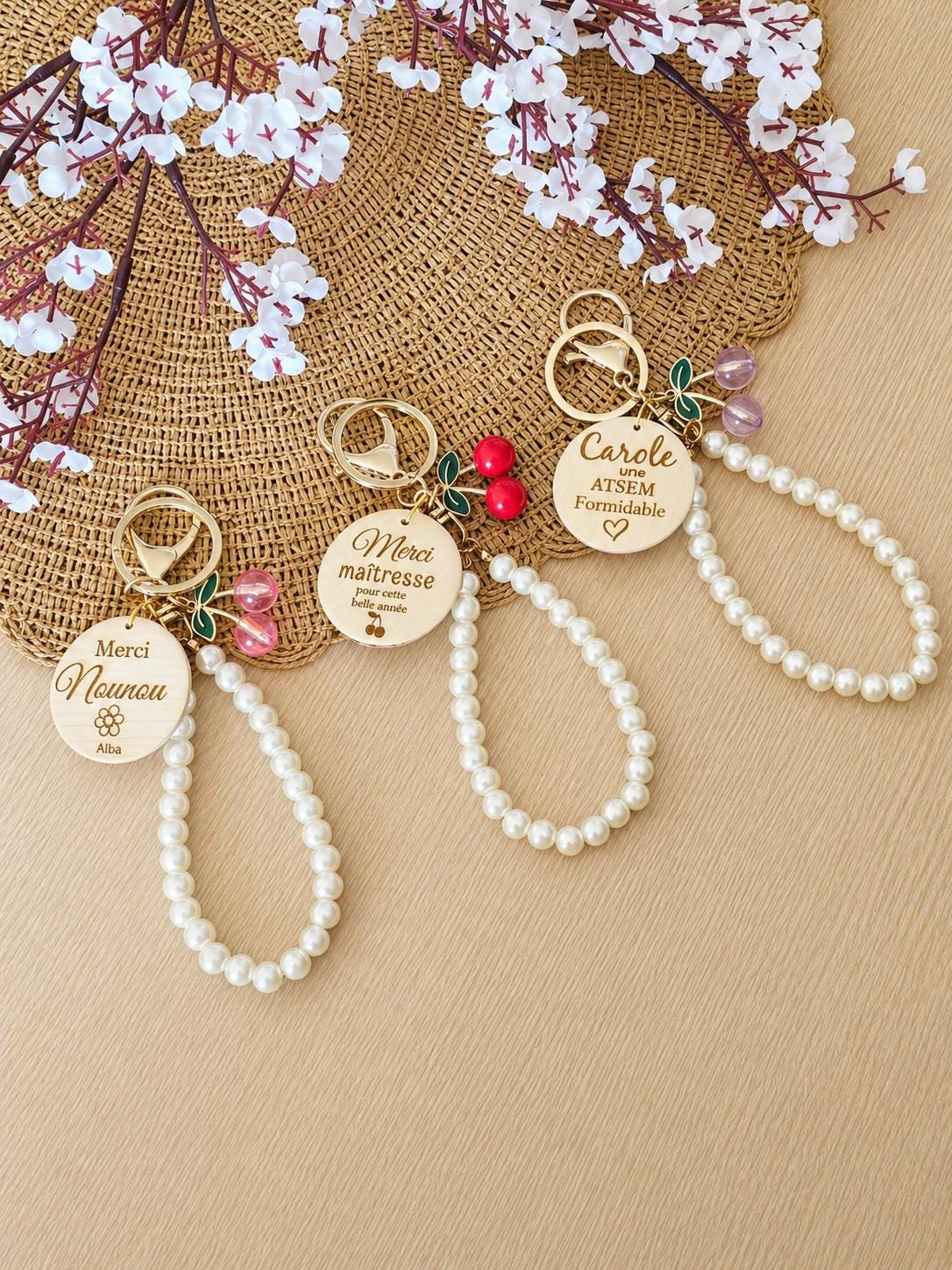 Porte clés personnalisé avec perles Cerises Cadeau unique pour toutes les occasions , marraine, mamie maman , parrain ,Atsem, papy