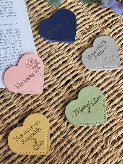 Marque-page en cuir forme coeur personnalisé cadeau pour maîtresse / ATSEM / mamie / papi / marraine / parrain / maman/ papa /demande témoin