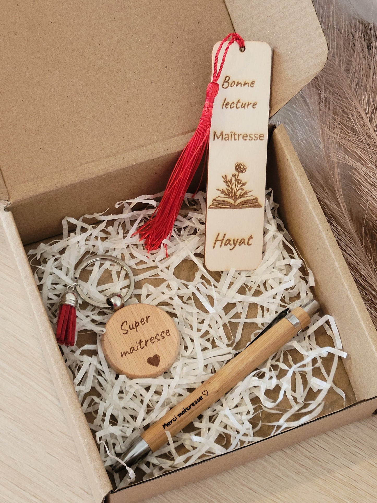 coffret cadeau personnalisée pour maîtresse /cadeau fin d'année / marque page / porte clé/ stylo bambou