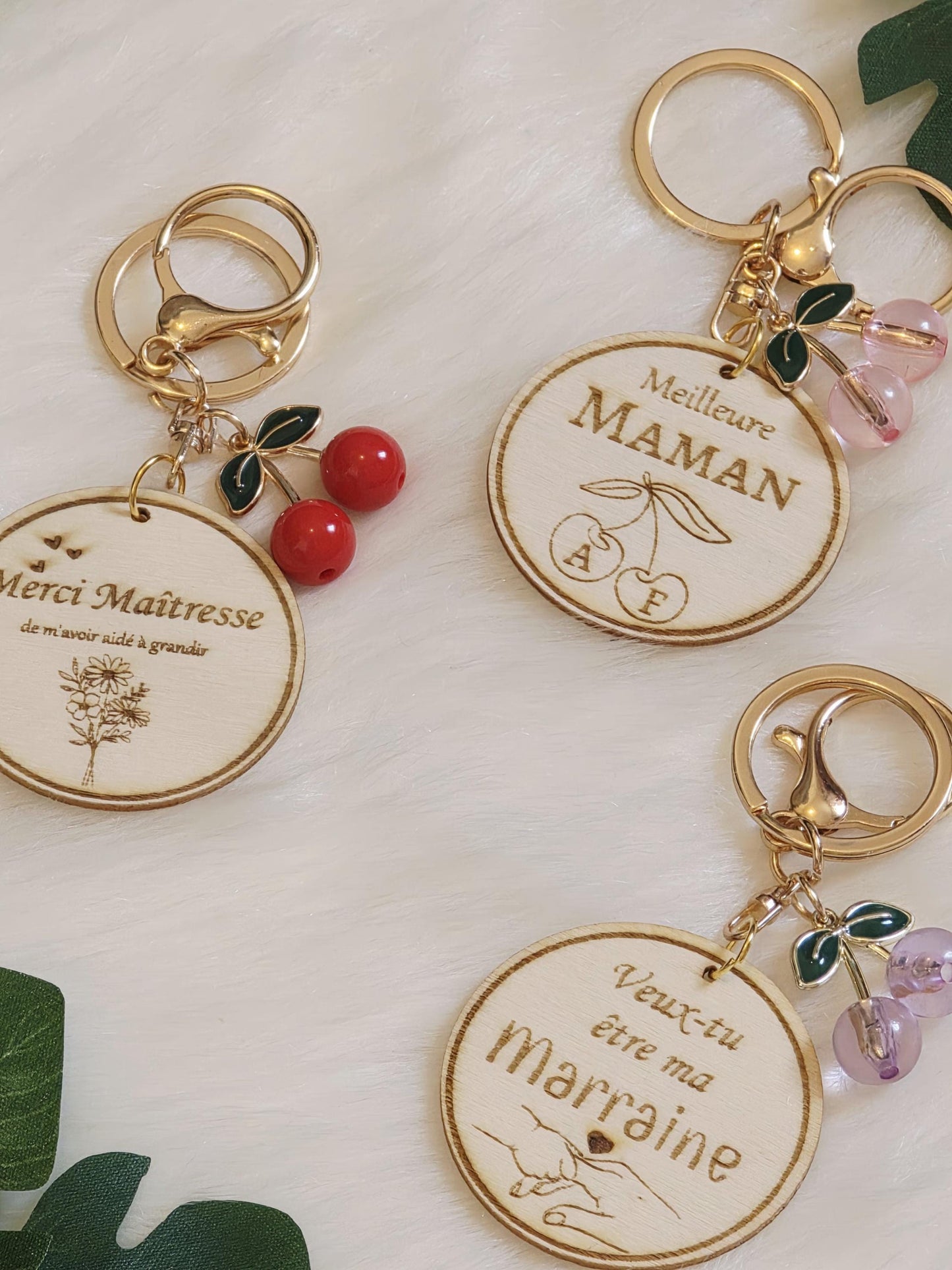 Porte-clés en bois rond avec motif cerise – Fait main, unique et naturel