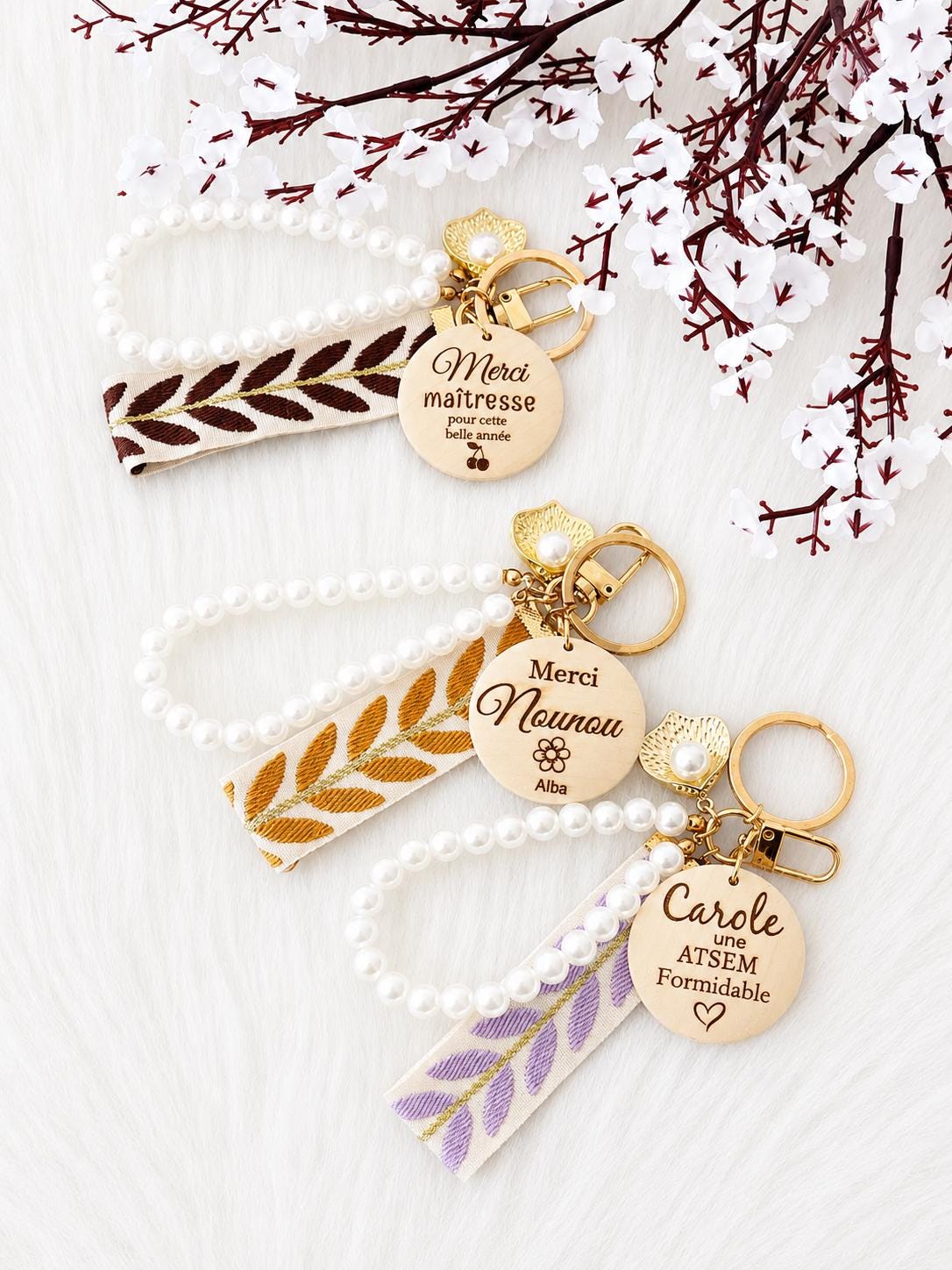 Porte clés personnalisé avec perles et ruban en tissu ,Cadeau unique  ,marraine, mamie, maman ,Maîtresse, fête des mères, cadeau baptême