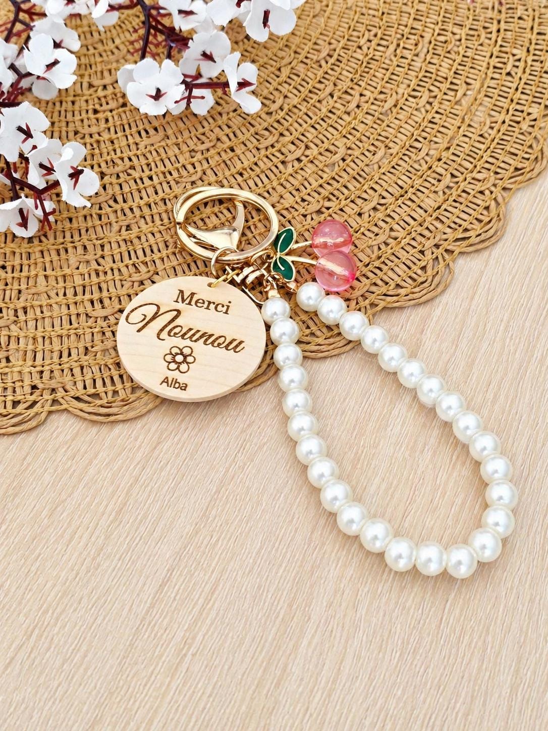 Porte clés personnalisé avec perles Cerises Cadeau unique pour toutes les occasions , marraine, mamie maman , parrain ,Atsem, papy