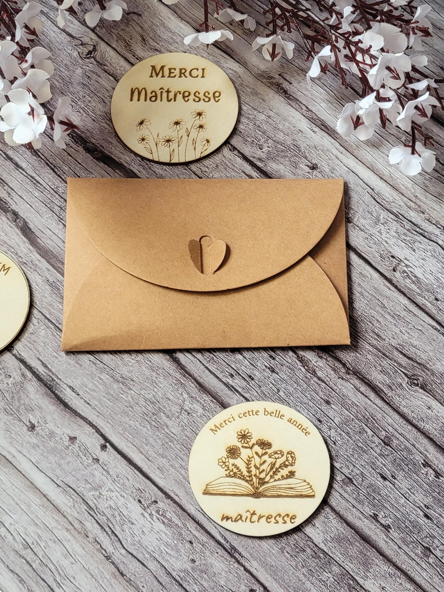 Magnet en bois personnalisable, cadeau de fin d’annee scolaire, maîtresse, nounou, atsem, crèche …