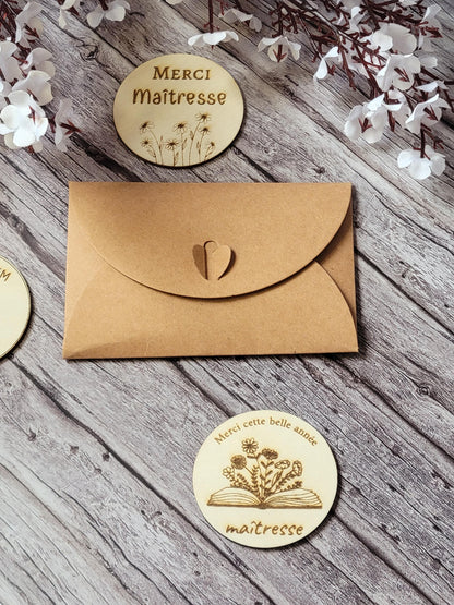Magnet en bois personnalisable, cadeau de fin d’annee scolaire, maîtresse, nounou, atsem, crèche …