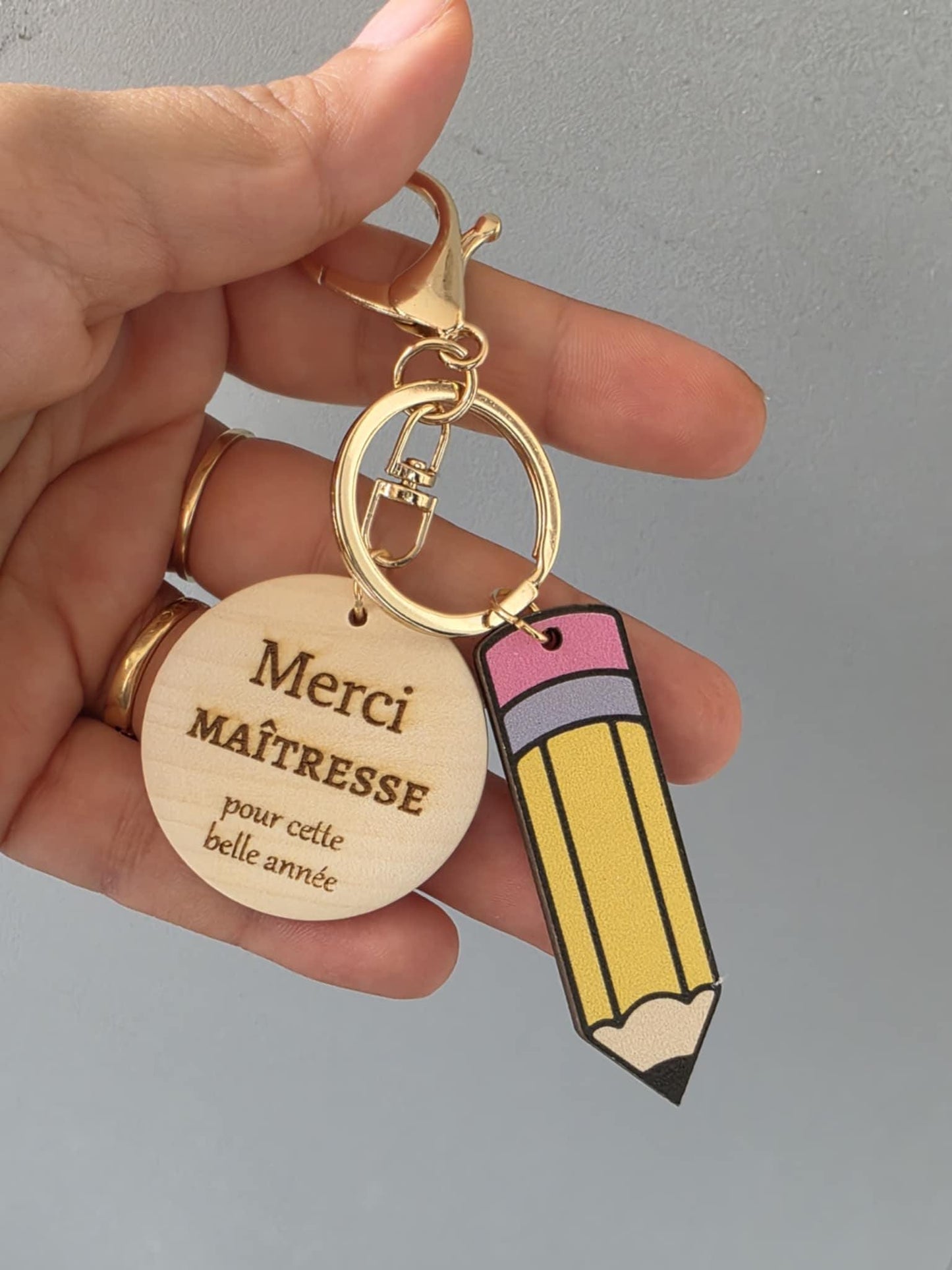 Porte-clés personnalisé en bois – Cadeau fin d’année pour maîtresse, nounou, maître, ATSEM, directrice – Texte et dessin au choix